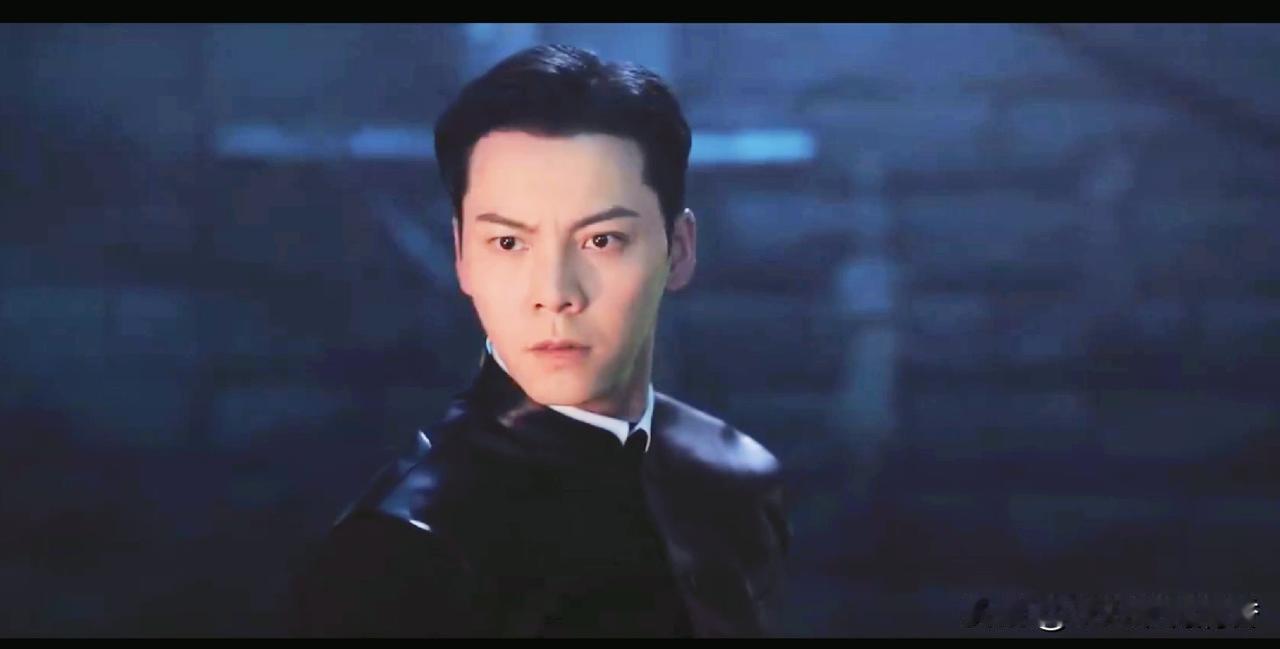 电视剧《九门》中，张启山（陈伟霆饰演）怎么也没想到，丁千岁（钱波饰演）的身体突然