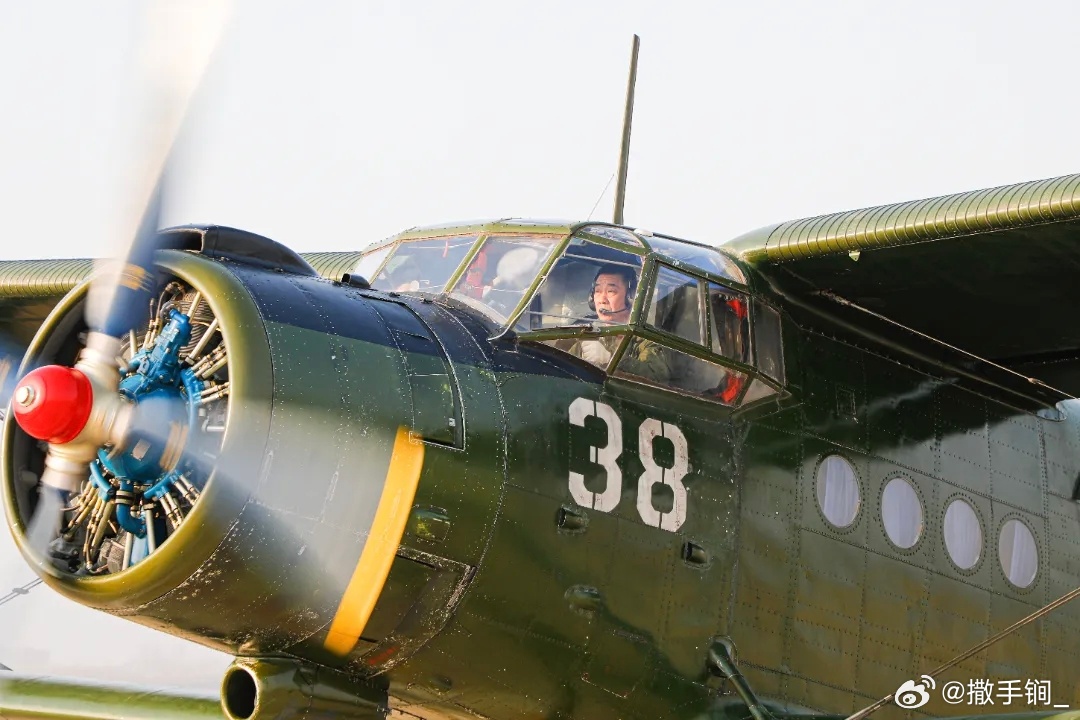 海航大某团运输机中队，运-5C ，跳伞训练机 