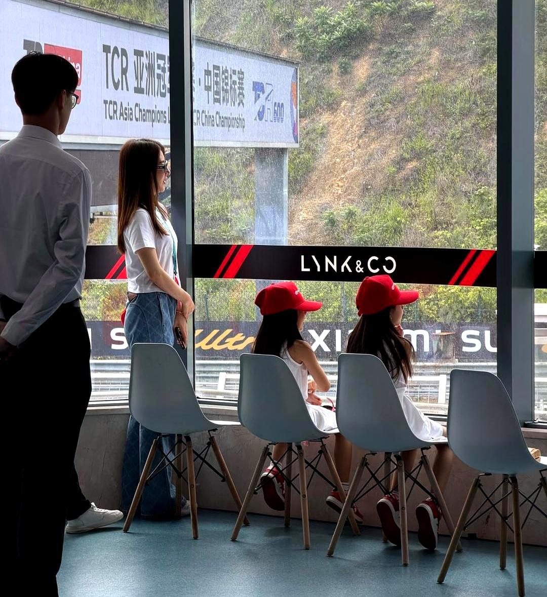 在浙江宁波的赛道风声呼啸时，一个低调的身影把风挡在两个小女孩身前。
39岁方媛带