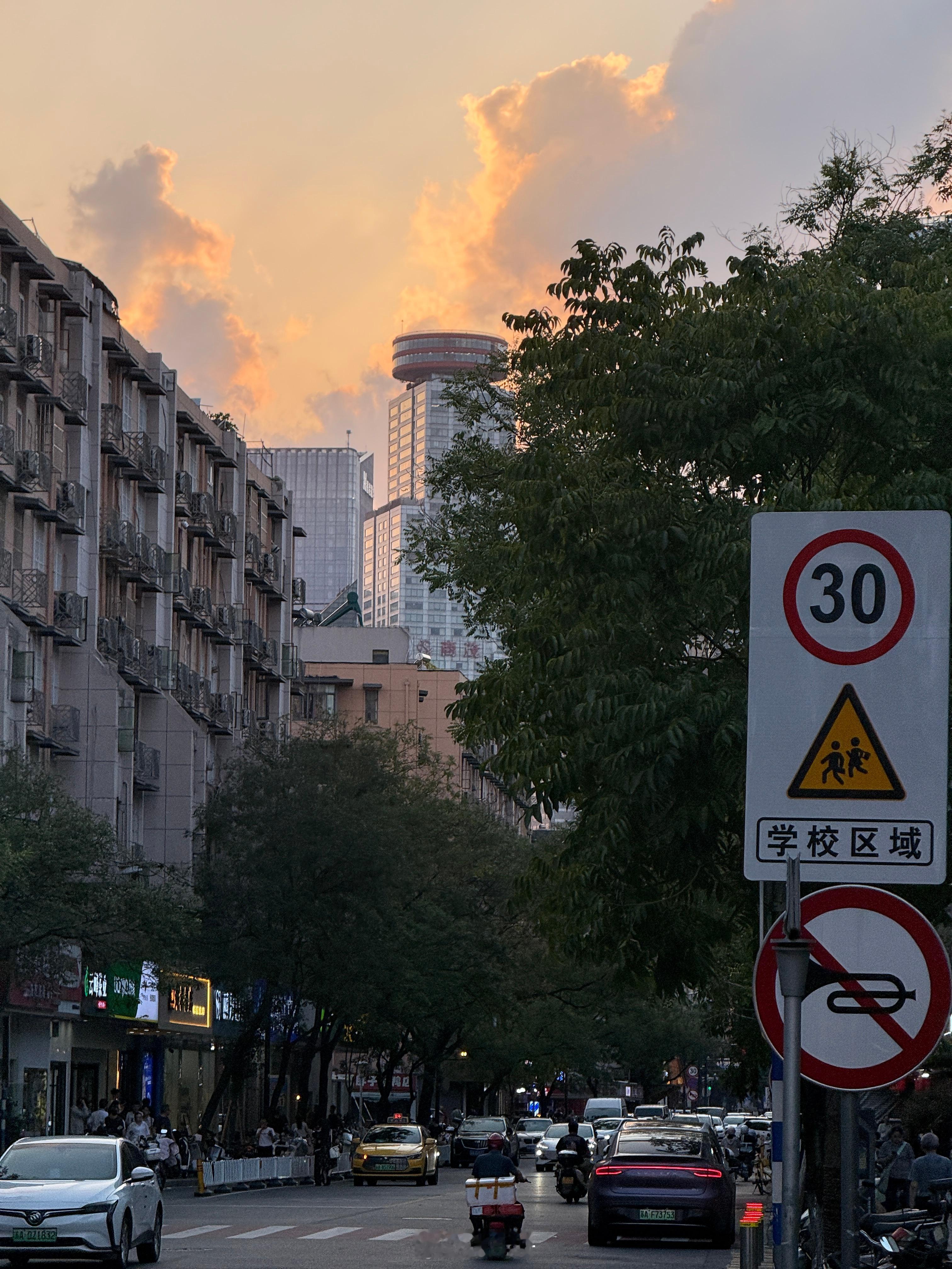 带着大哥出门了出来溜达溜达，散散步  ​​​