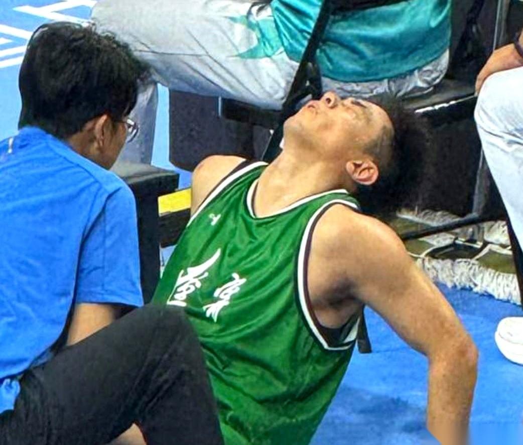 八个亚军啊，我的天。
这次，连决赛的门都没摸着。
不知道为什么，看到韩德君、李晓