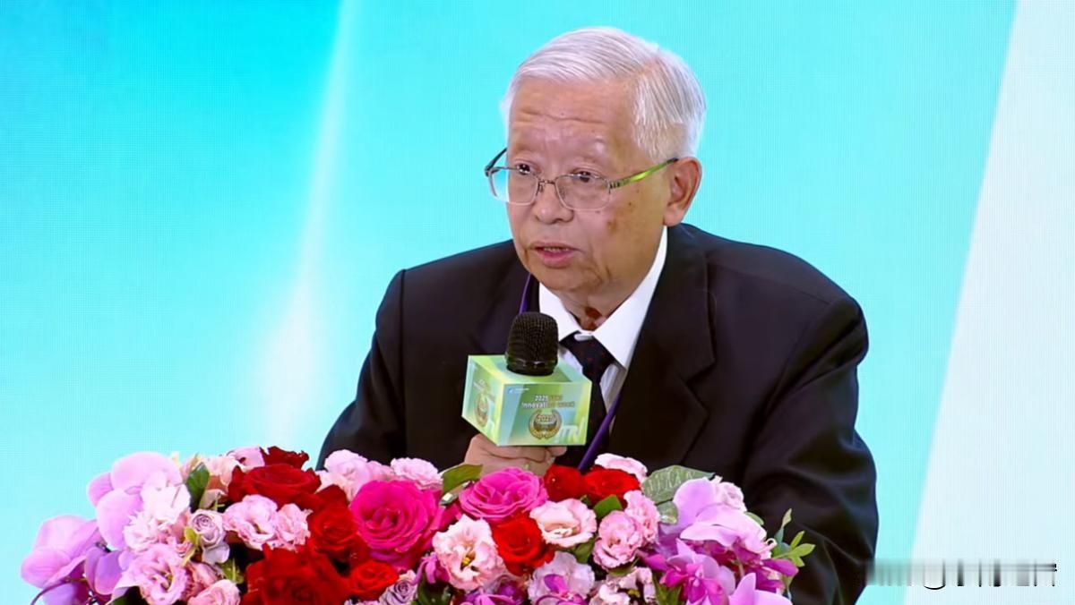 75岁台积电老将携2nm机密投英特尔？这波操作更像“默契配合”！
 
75岁本该