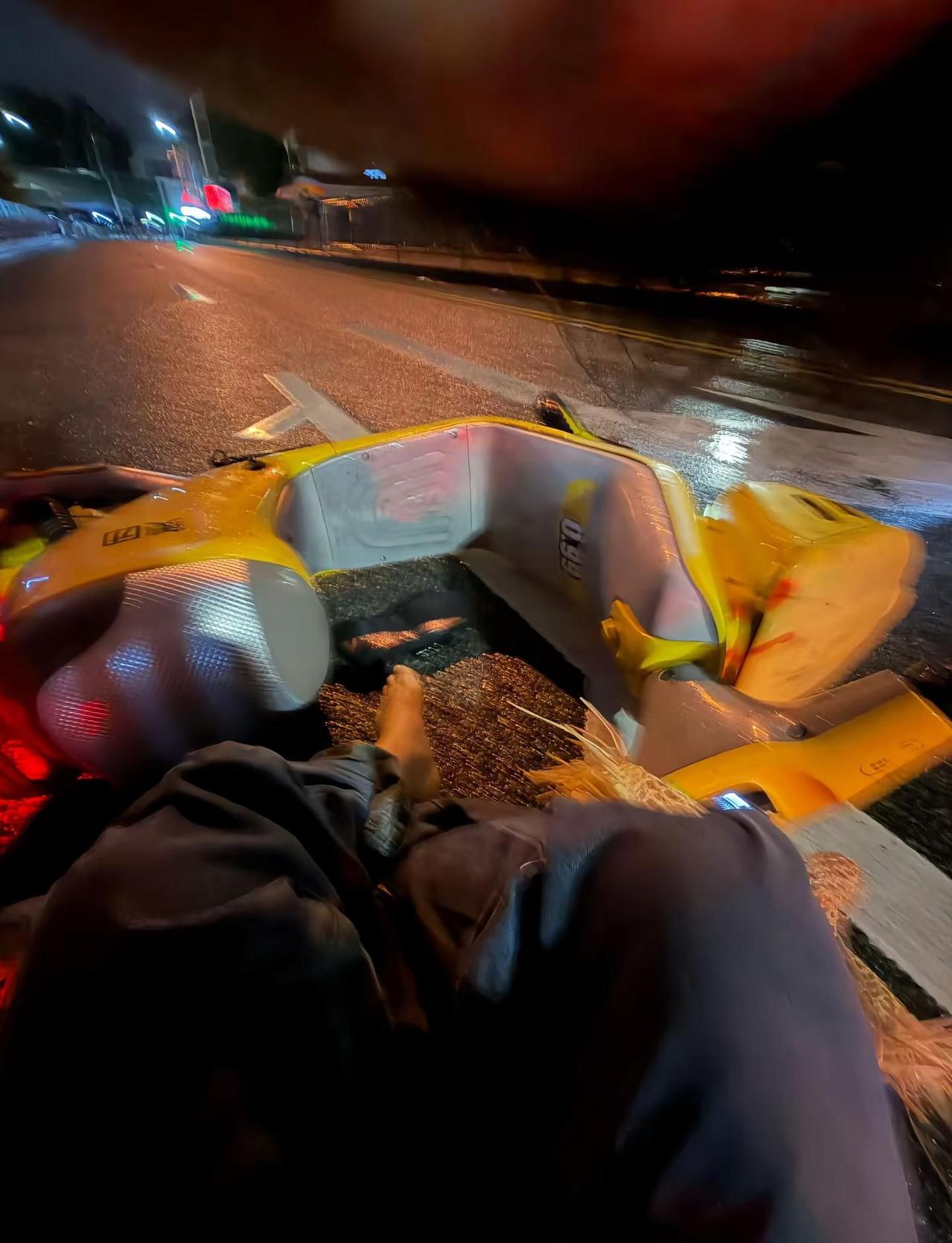 那天跟男朋友刚在沙滩淋完雨扫车回酒店 一个下坡路我感觉他开的好快我说慢点慢点 他
