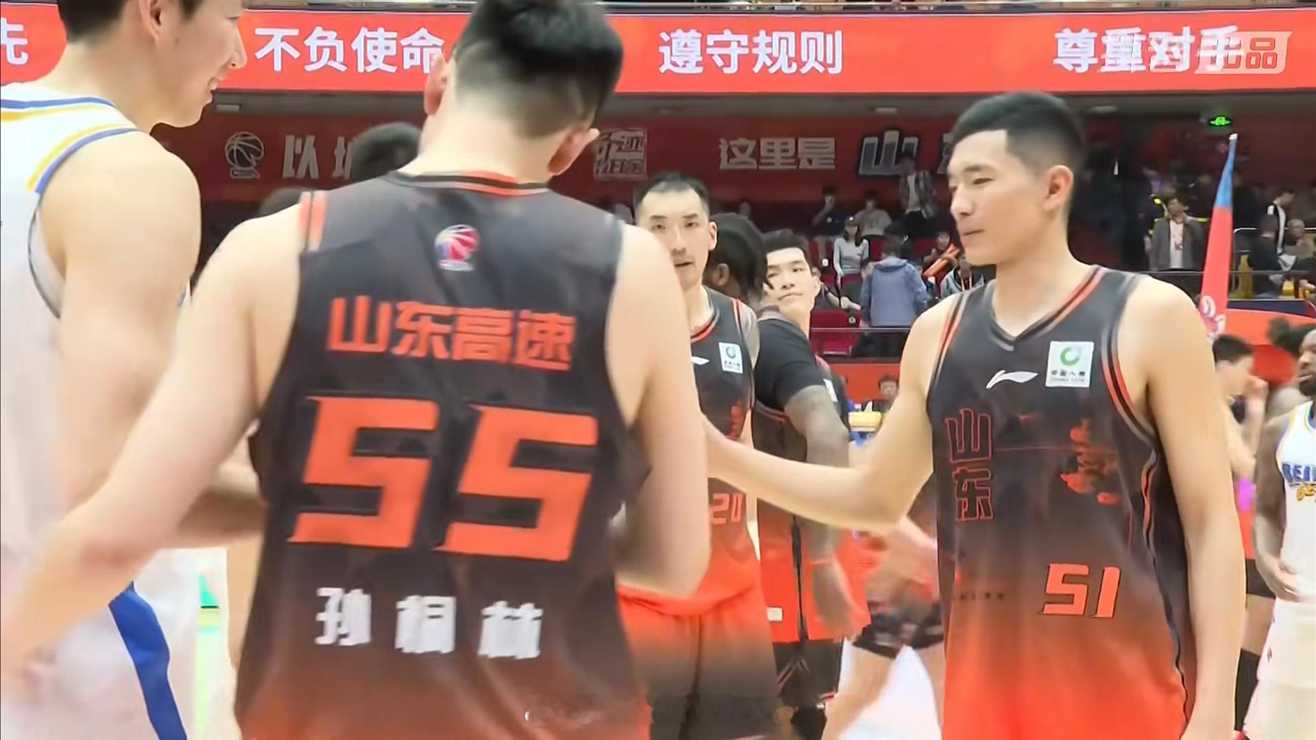 回到场边了 李楠指导山东男篮vs北京男篮