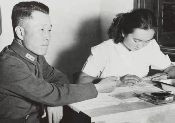 1959年12月4日，当杜聿明在北京功德林战犯管理所接过最高人民法院的特赦通知书