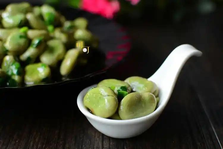 蚕豆病是吃蚕豆引起的吗？
       我认为，只是个诱因。蚕豆病并非单纯因吃蚕