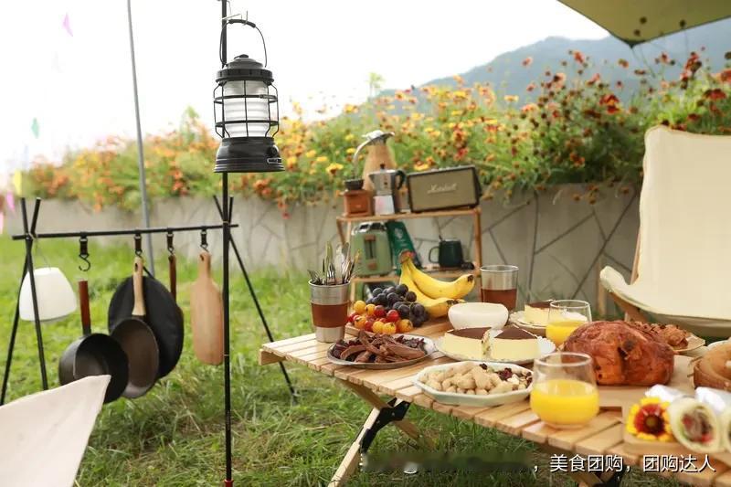 露营美食的选择那可太多啦！首推烧烤，鸡翅、羊肉串、韭菜等往烤架上一放，滋滋冒油，