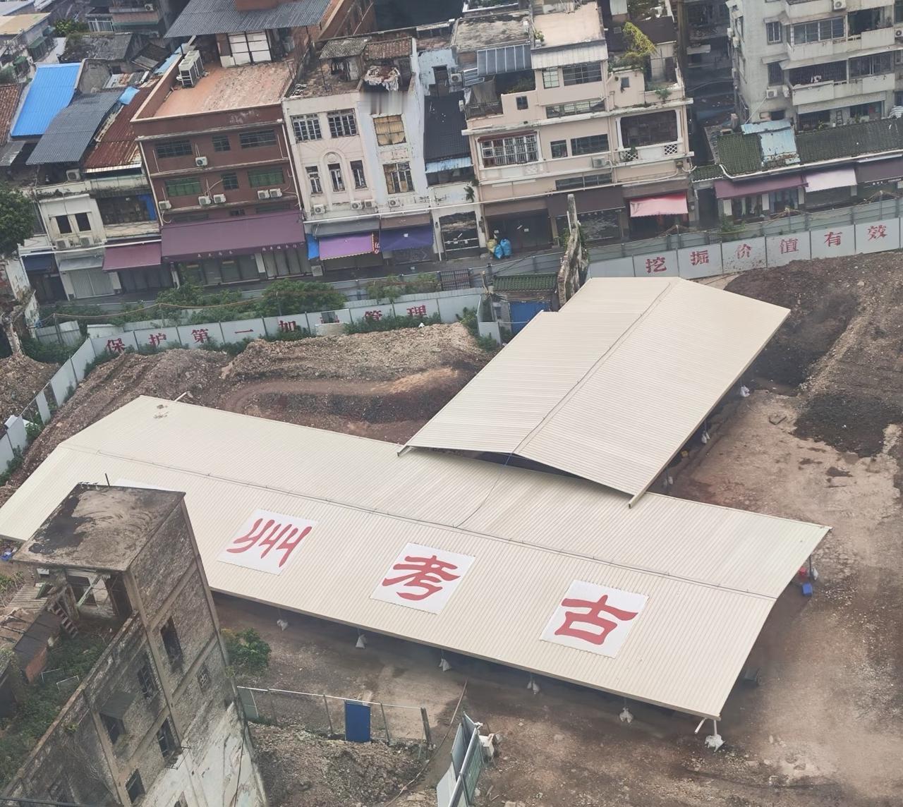 不知道挖出来了什么宝贝。

广州北京路下面的考古挖掘现场，北京路那边是南越王宫和
