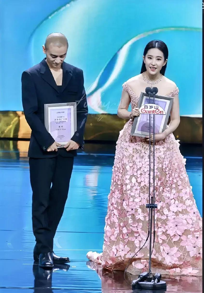 刘亦菲身边的女孩很给力。
即使和刘亦菲合影也不相上下，她旁边的应该是胡歌。
她穿