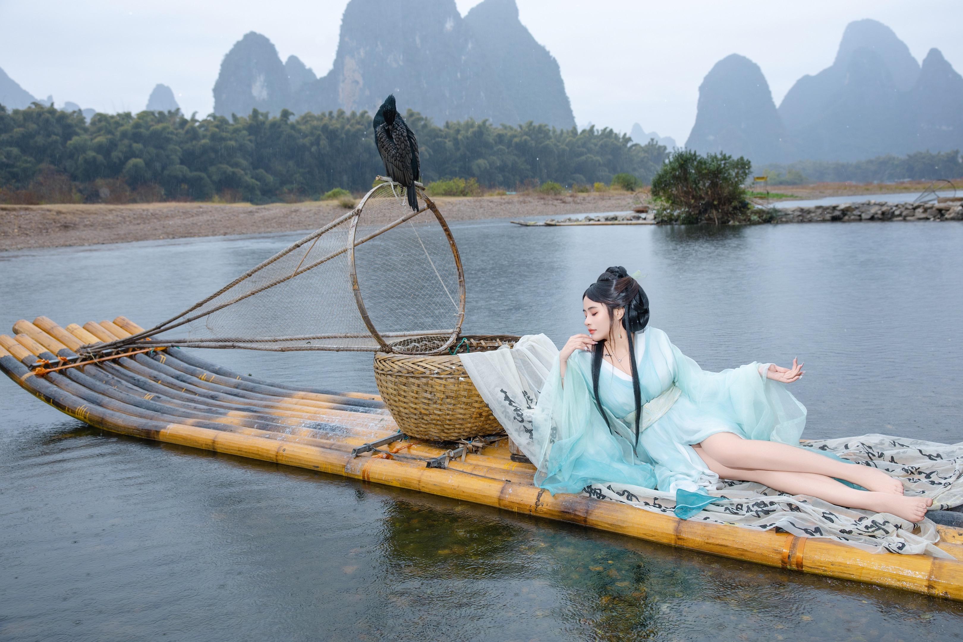 愿青山为我遮半世风，愿绿水为我藏一段梦