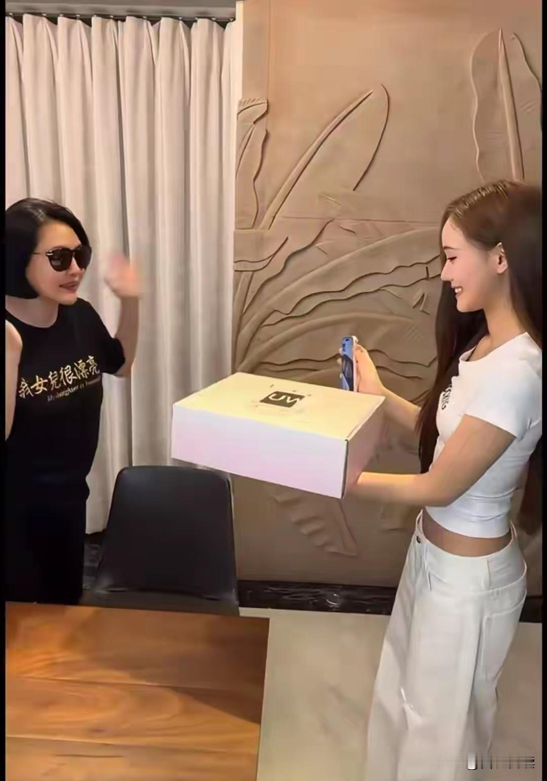 还以为小S的两个女儿
设计出来的服装会找
小S的闺蜜团试穿

这样可以扩大知名度