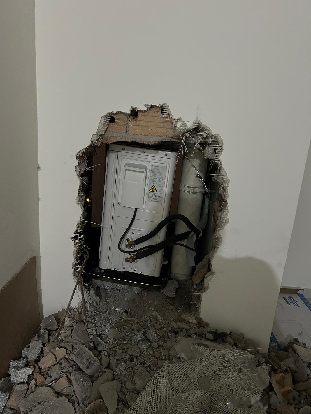 空调机位之前被装修师傅砸了 ，导致装好房子 买来空调，空调的室外机却放不进去 。