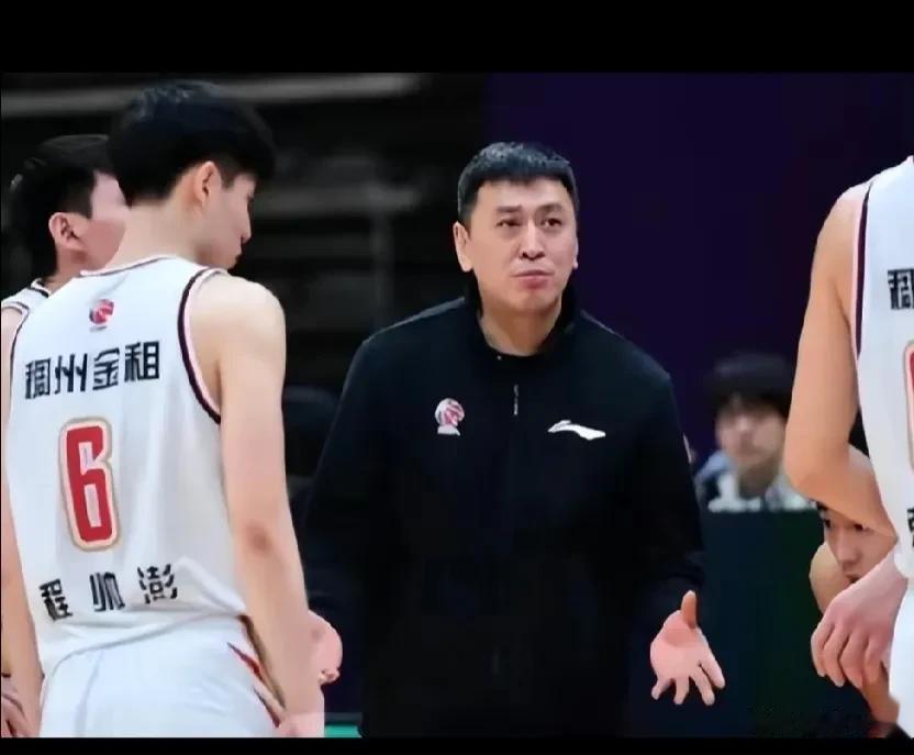 浙江德比，开启了CBA第十轮。浙江稠州队与浙江东阳光队，上届的亚季军，实力也相差