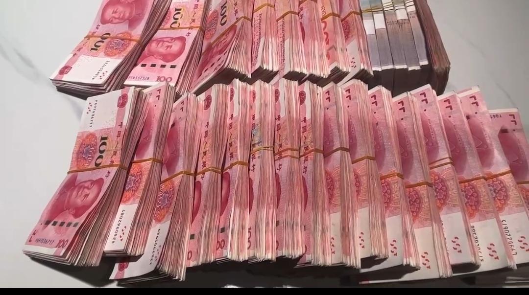 看到一个最有争议的问题: 
“给你25万，你会怎么做？”
评论区有千奇百怪的评论