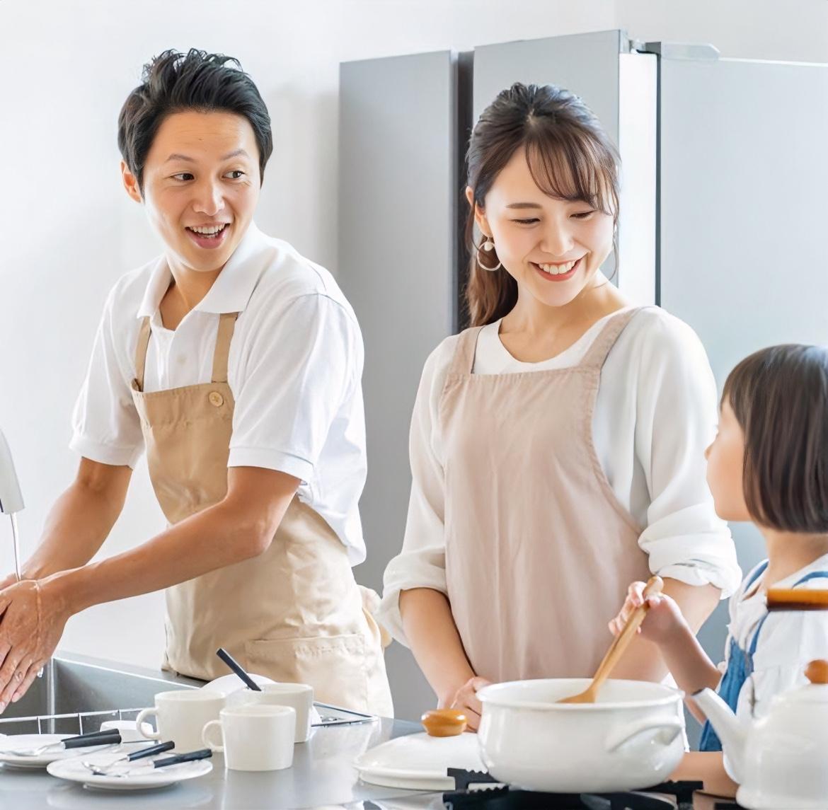 什么样的男人是值得相伴一生的好伴侣？是能赚钱有本事？还是嘴甜会哄人？

都不是。