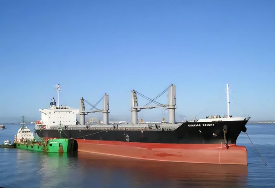 霍尔木兹海峡规则剧变！中国船只畅行无阻，美国油轮遭导弹击中燃大火，一场关乎全球能