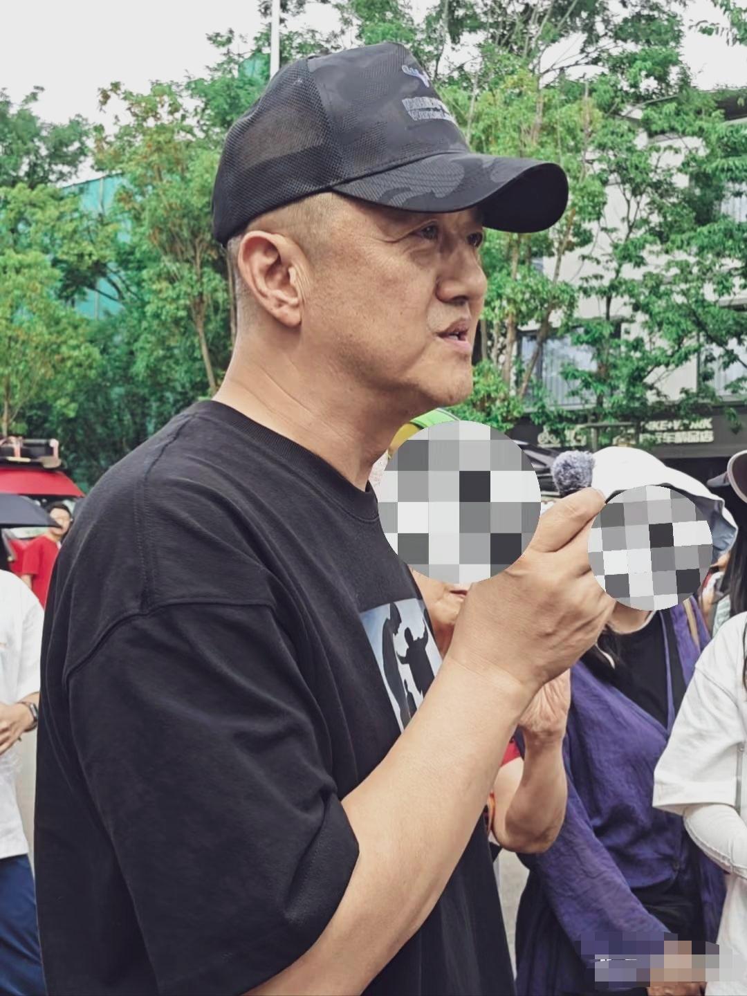 李亚鹏云南旅行，略显沧桑。性格还是挺开朗的，与网友互动挺开心的！