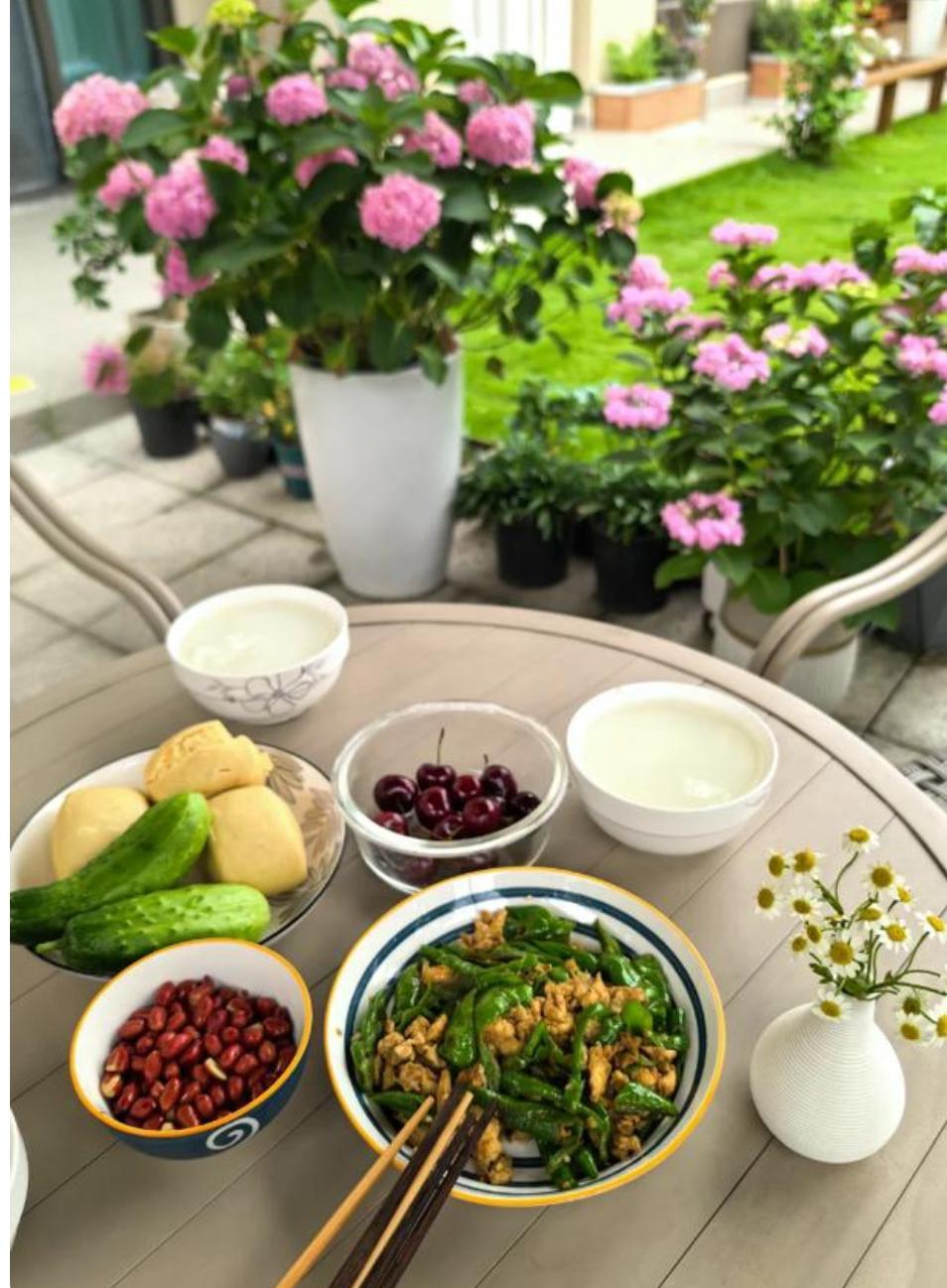晒图笔记大赛韭菜鸡蛋，几根园里的青瓜，简单一餐