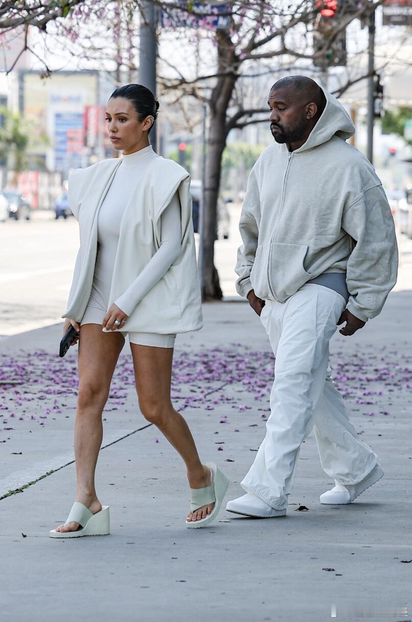 侃爷和妻子反季穿搭，夏天到了他们却开始穿冬装了，永远走在时尚的前端。 ​​​