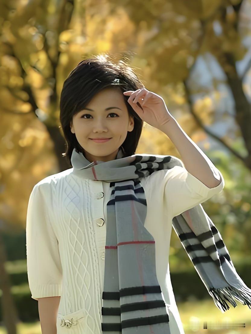 她以共情为桥，用真诚语态传递两岸同胞心声，柔而有刚，是两岸交流里温暖的传声者。两