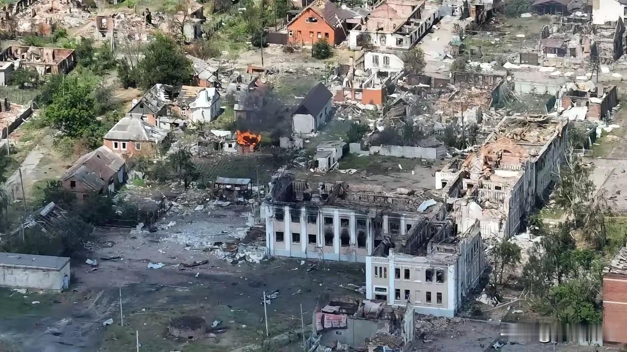 哈尔科夫州沃尔昌斯克市的战斗逐渐接近尾声。该市绝大部分地区已被俄军控制，目前俄军