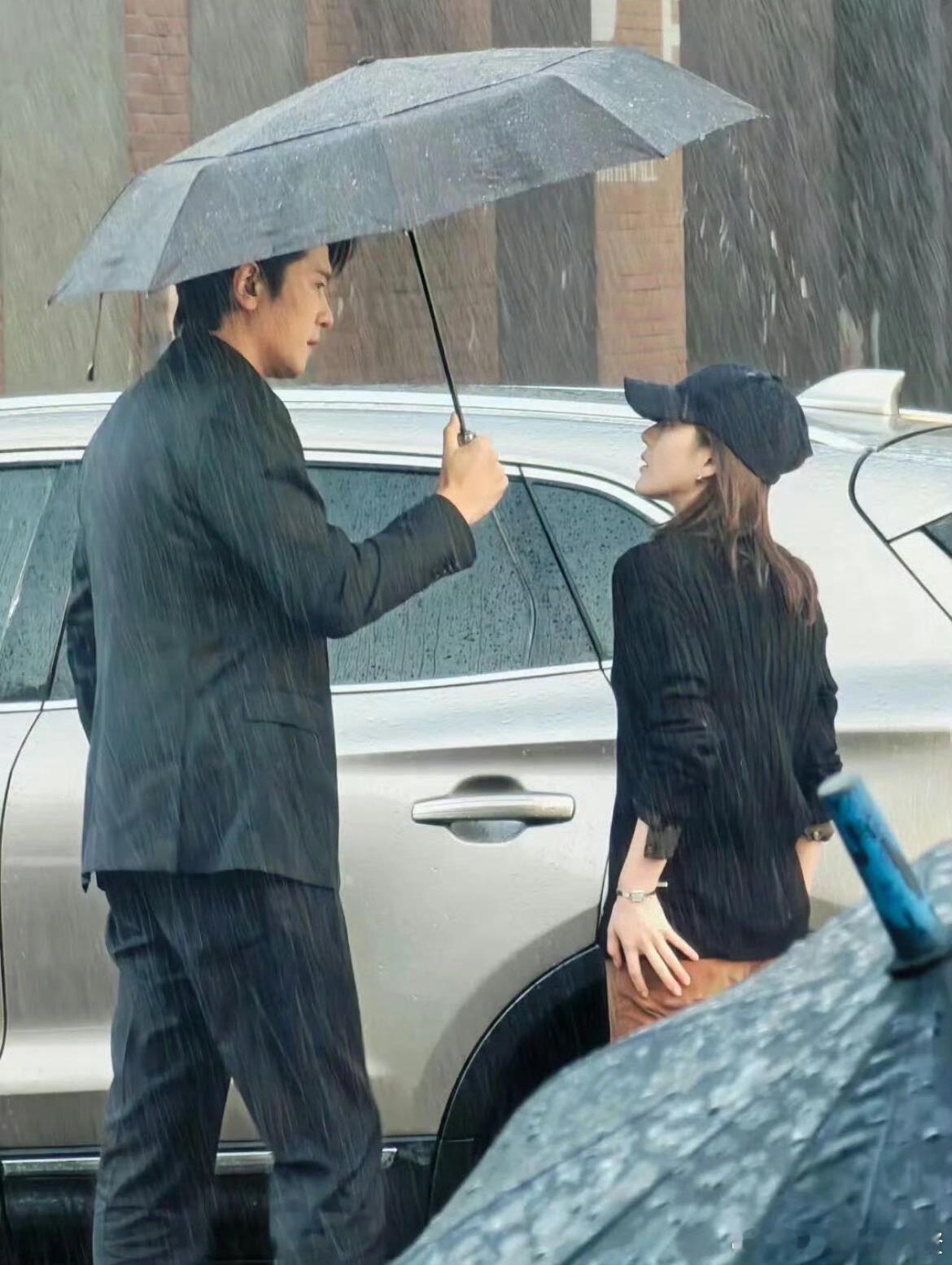 赵露思、彭冠英新剧《恋人》路透，下雨撑伞好有氛围感 