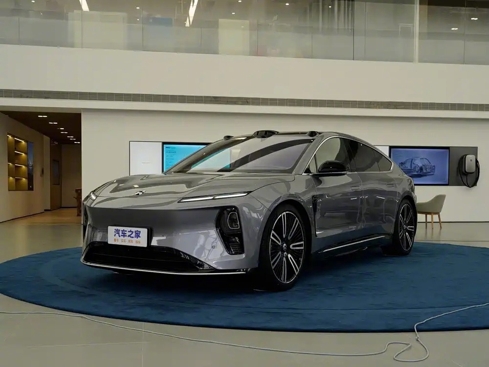 蔚来ET9 2026年8月新增配置版本上市，定位旗舰纯电轿车。车身尺寸5325m