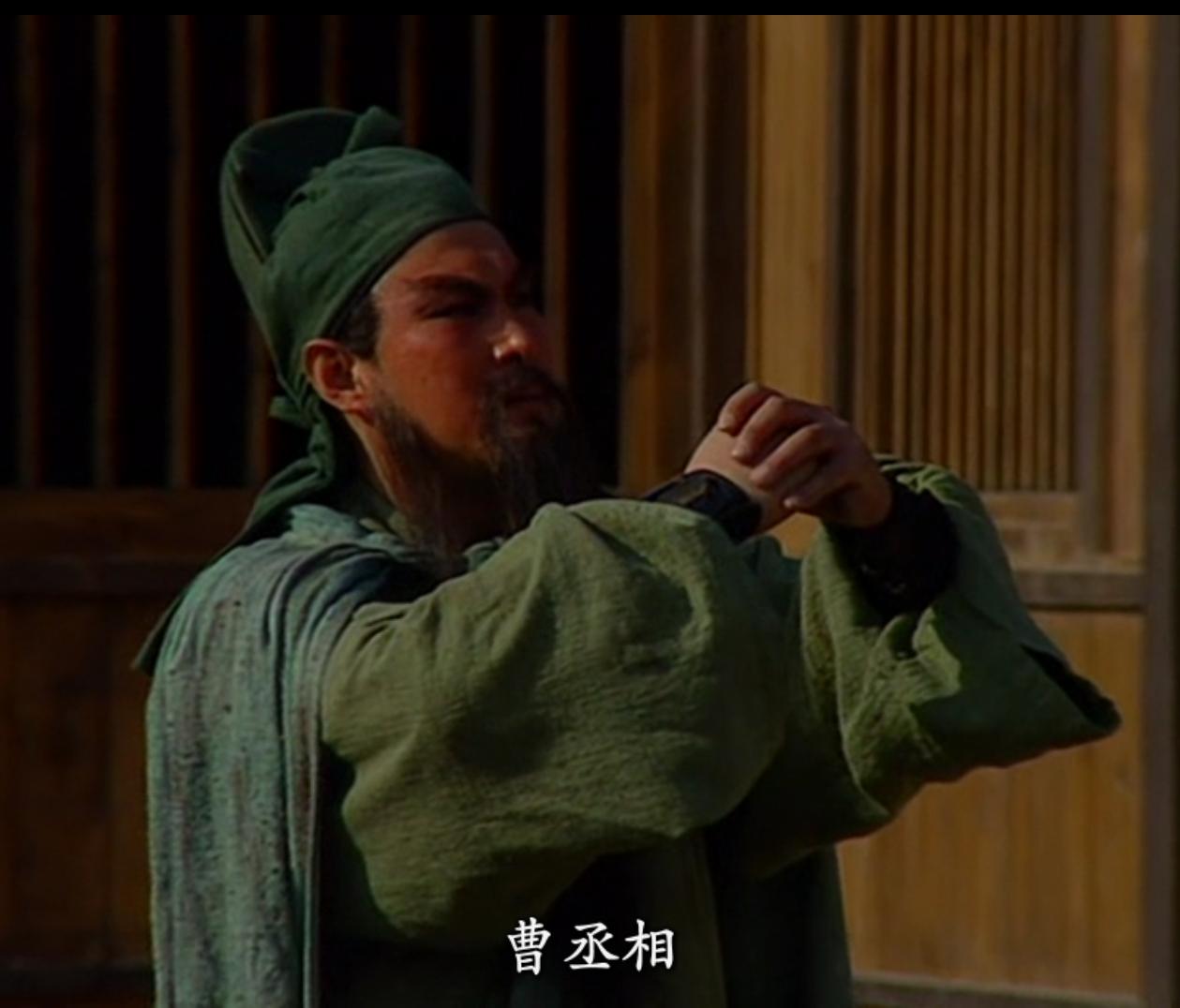 关羽为什么要穿一身绿色？刘备送他的绿色战袍？
甚至帽子都是绿色的？
莫非,老罗给