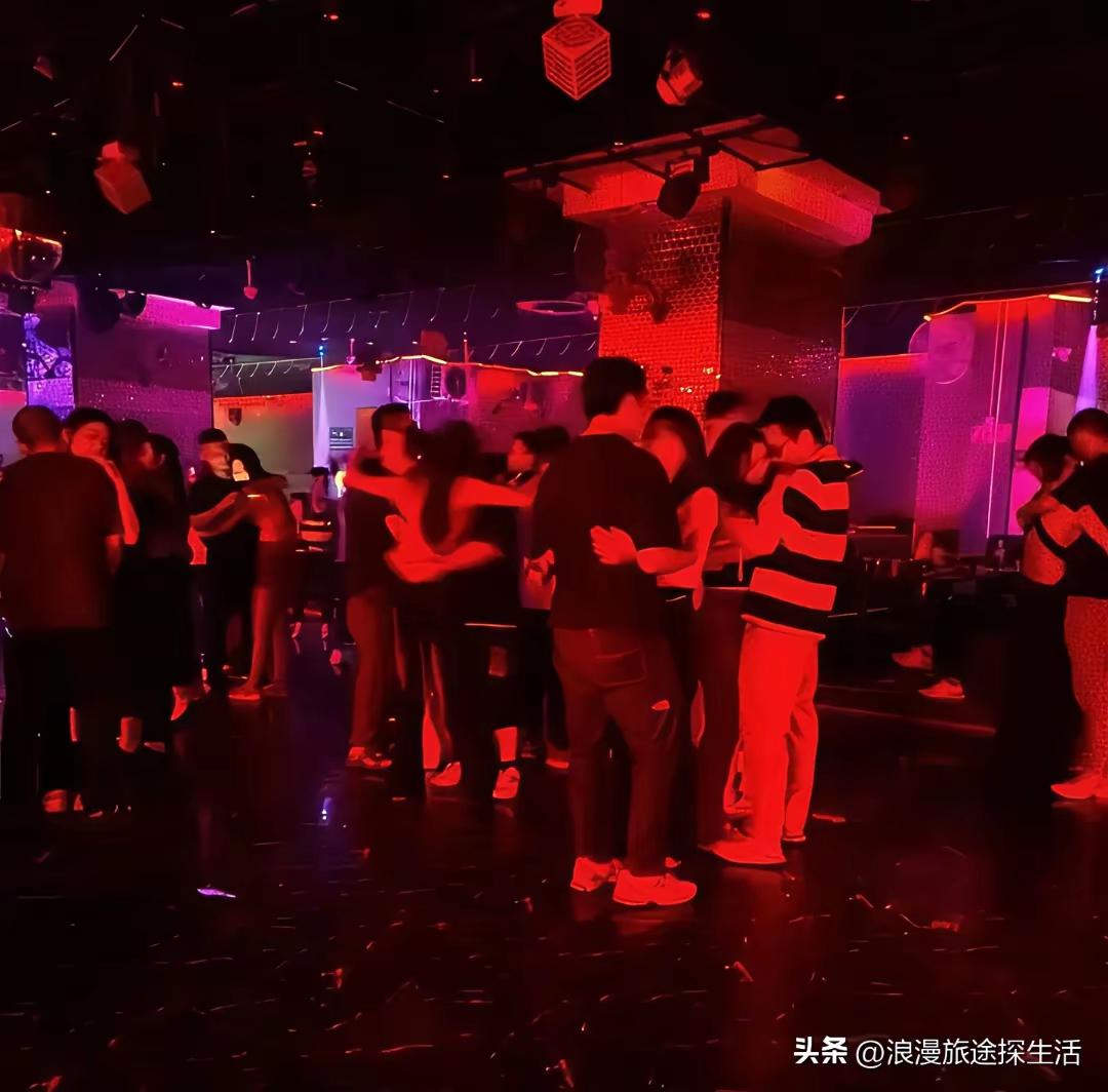 这样的美女大学生多吗？
一位网友撰文称，自己在西安某舞厅偶遇一位年仅20岁的美女