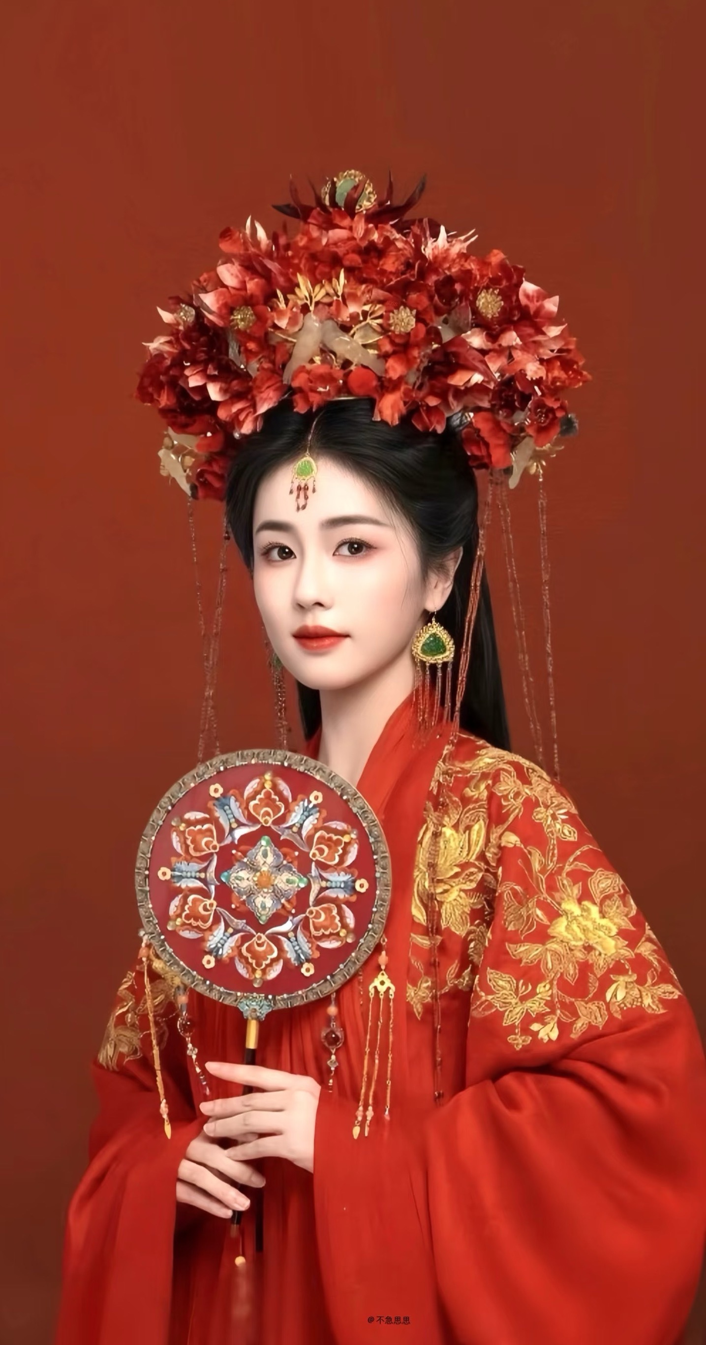 白鹿临江仙大婚剧照，好看！这个大红花冠有点越看越好看的感觉。 ​​​