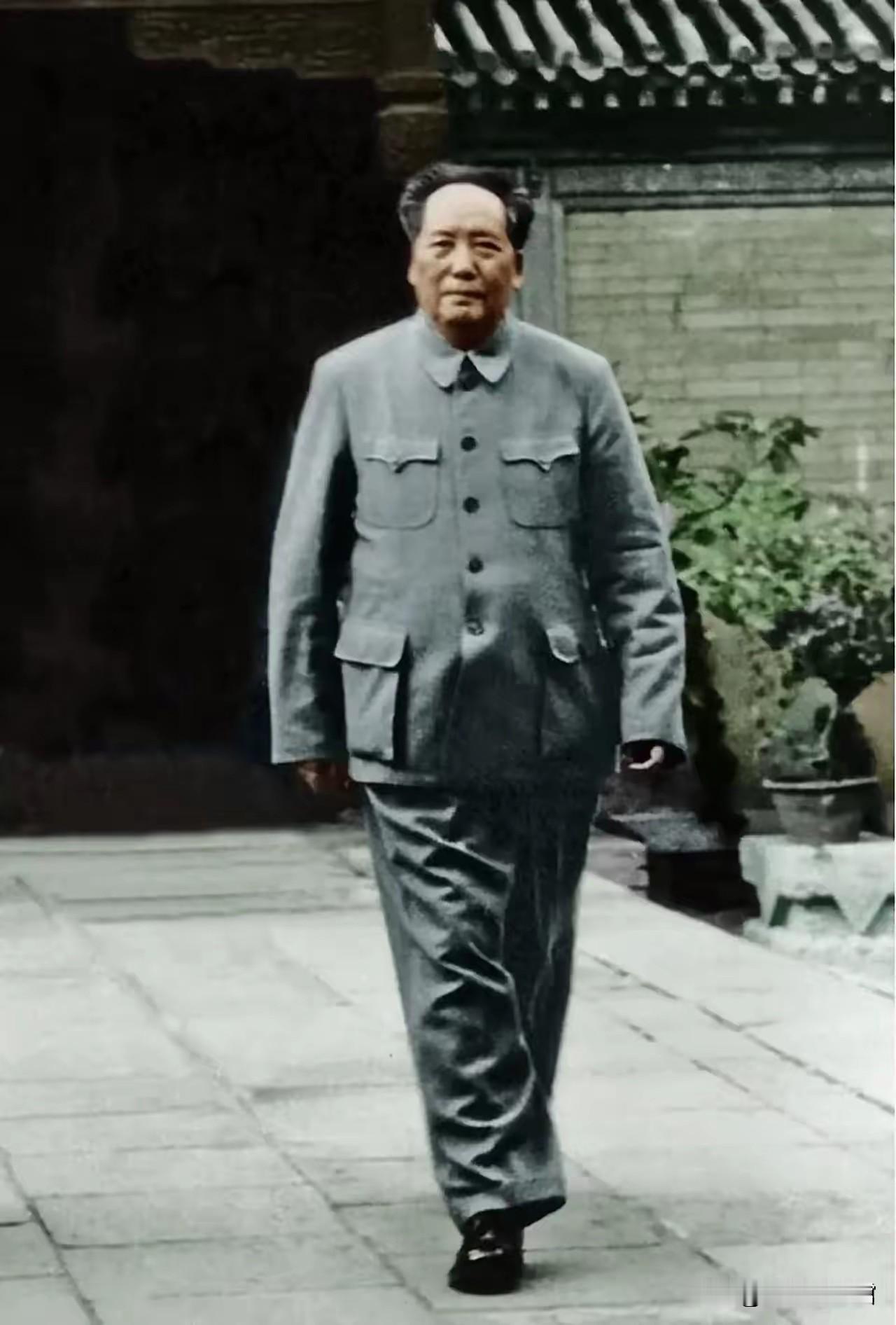 青砖古院，步履铿锵。伟人沉稳迈步，目光坚定，步履从容，怀揣为国为民的初心，笃定前