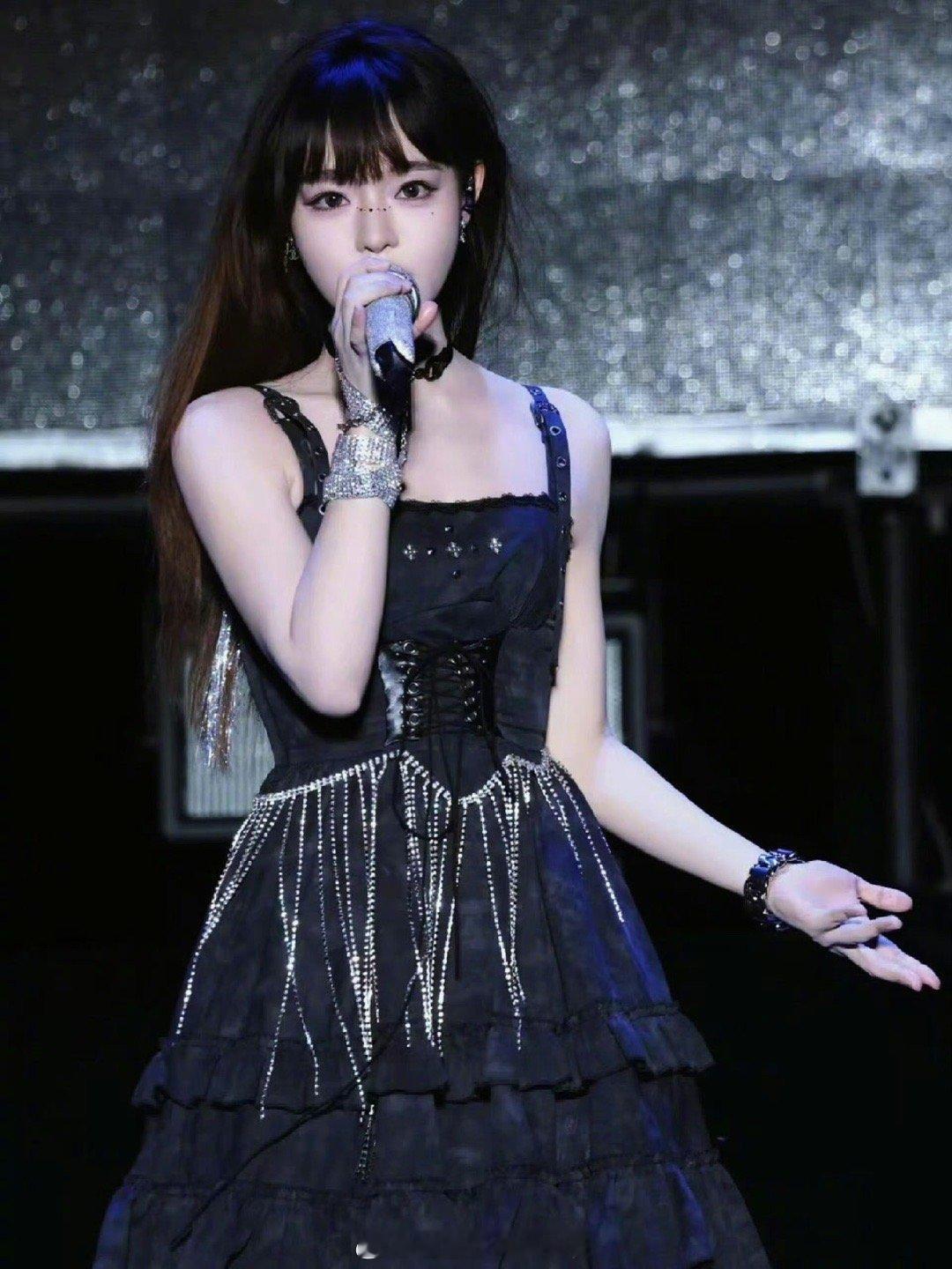 黄霄雲旱地拔葱式高音 什么叫“技术流的浪漫”？黄霄雲这波高音就是教科书！脚下生根