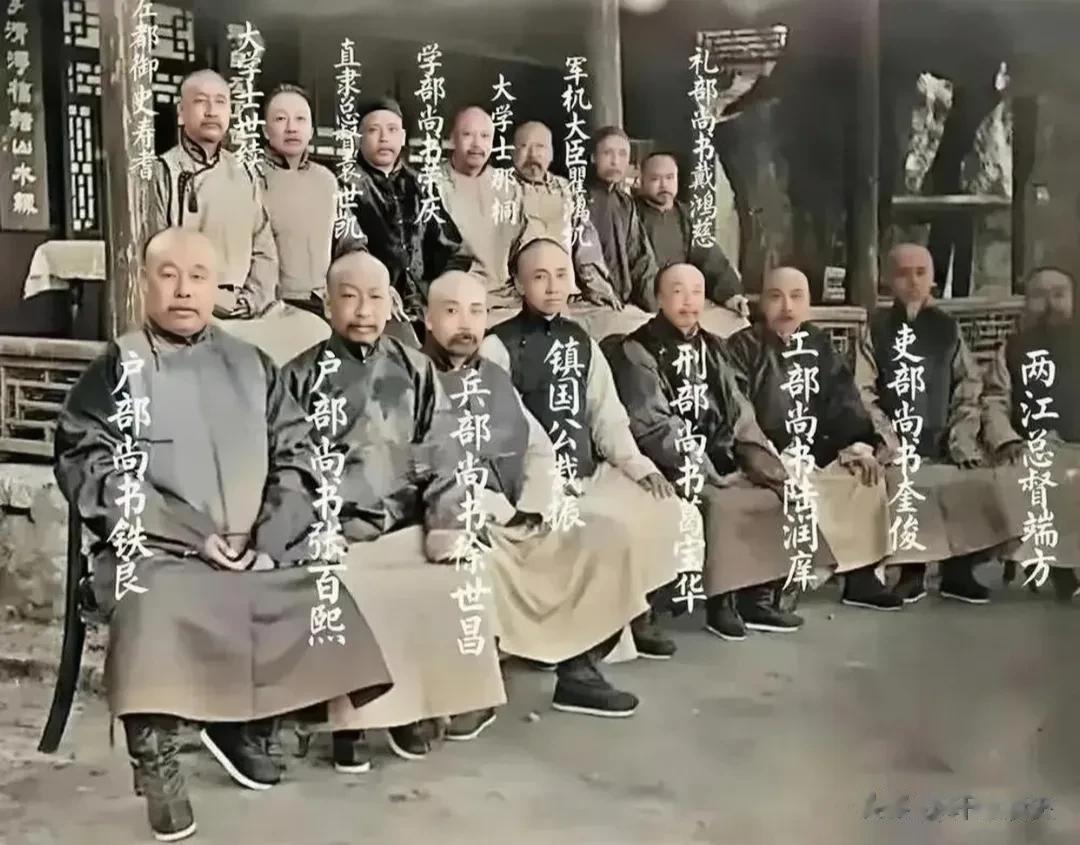 1906年9月，晚清政府召集15位重臣召开厘定官制会议。

谁也没想到的是，时任