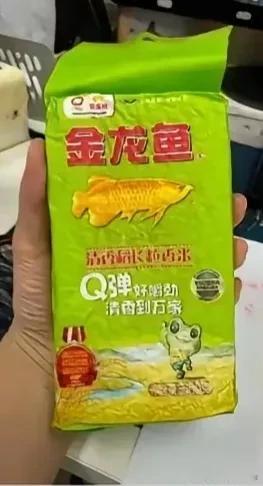这是我们单位今年中秋发的过节礼品，一袋米，一桶油，四块月饼。万年的网友，猜测我们