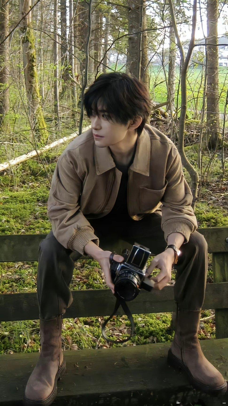 #易烊千玺[超话]# 这简直是仙品，这套衣服我甚至想买一模一样的，秋冬就应该穿这