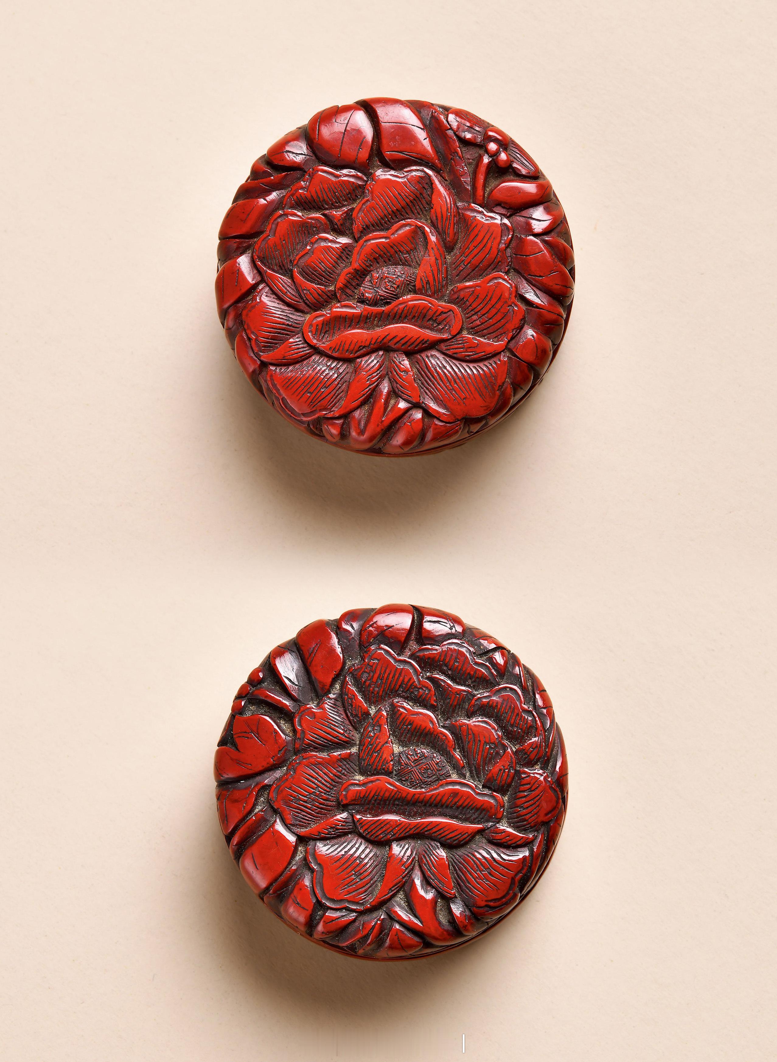 髹饰录 | 明早期 锡胎剔红花卉纹香盒此件香盒以锡为胎，入手沉实，锡器质地稳定，