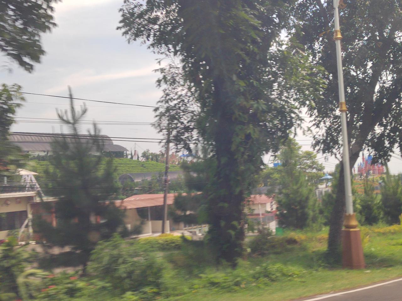 工作中永远不要带着情绪去做事，我们是来赚钱的，不是来和别人生气或自我消耗的。
只