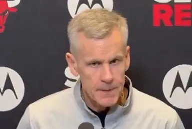 北京时间今日，芝加哥公牛队官方宣布，裁掉球队后卫贾登·艾维。在今日公牛客战马刺的