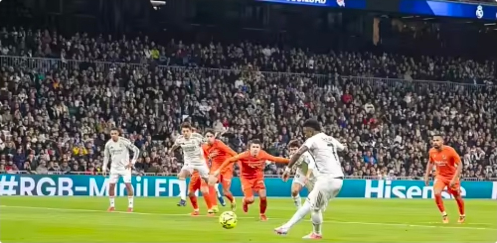 世体：皇马刷新西甲单赛季获点纪录，却仍频繁质疑裁判在今晨结束的西甲联赛中，皇马4