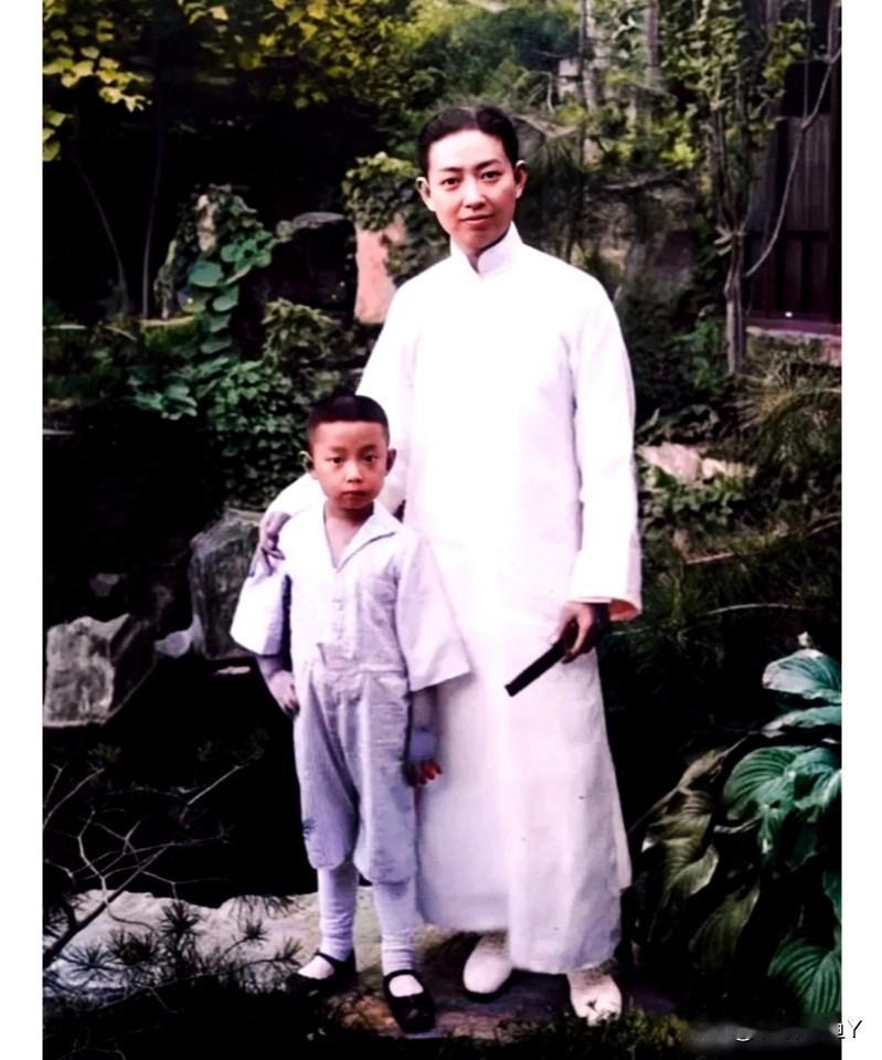 这才是梅兰芳年轻时的真实模样，绝非演员所扮演的角色！这张老照片摄于1930年，彼