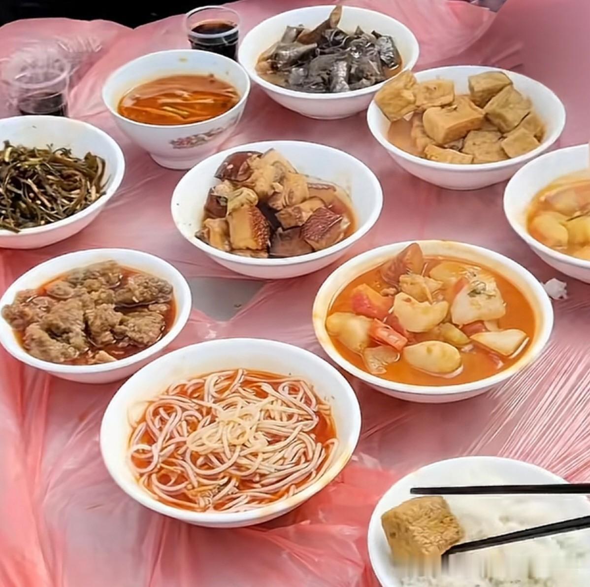 小时候经常听我妈说，亲朋办喜事的时候，会上九大碗。但从我记事起，就没再出现过九大
