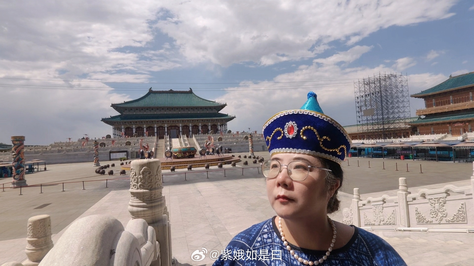 帽子是我一眼看中的。刚才查了一下，这个小坤帽（立檐绒面礼帽）是台吉福晋的便帽。 