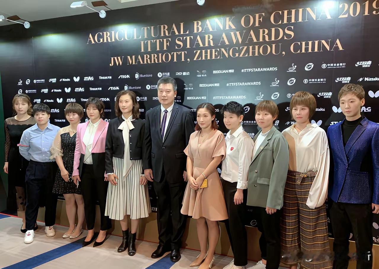 实力与颜值并存
非这一届莫属也！
且不说领队李隼如何潇洒
但只见丁宁小枣力压群芳
