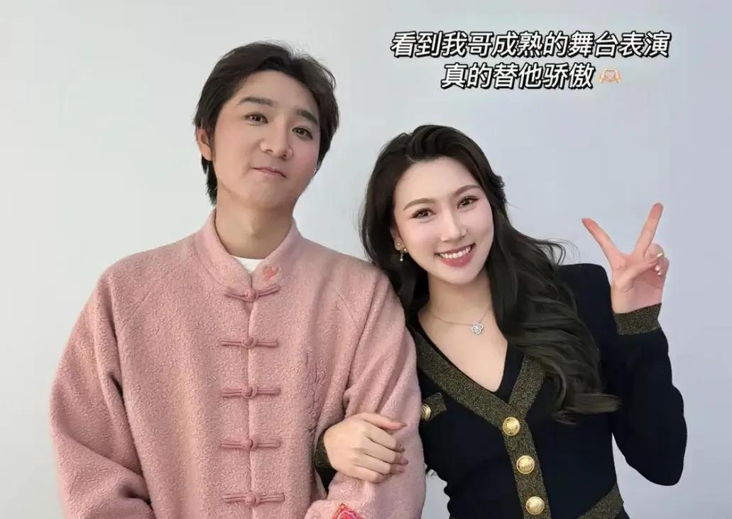 陈佩斯与妹妹一家剧院同框，温馨满满。陈佩斯休闲装亮相，笑容可掬，妹妹陈丽达与丈夫
