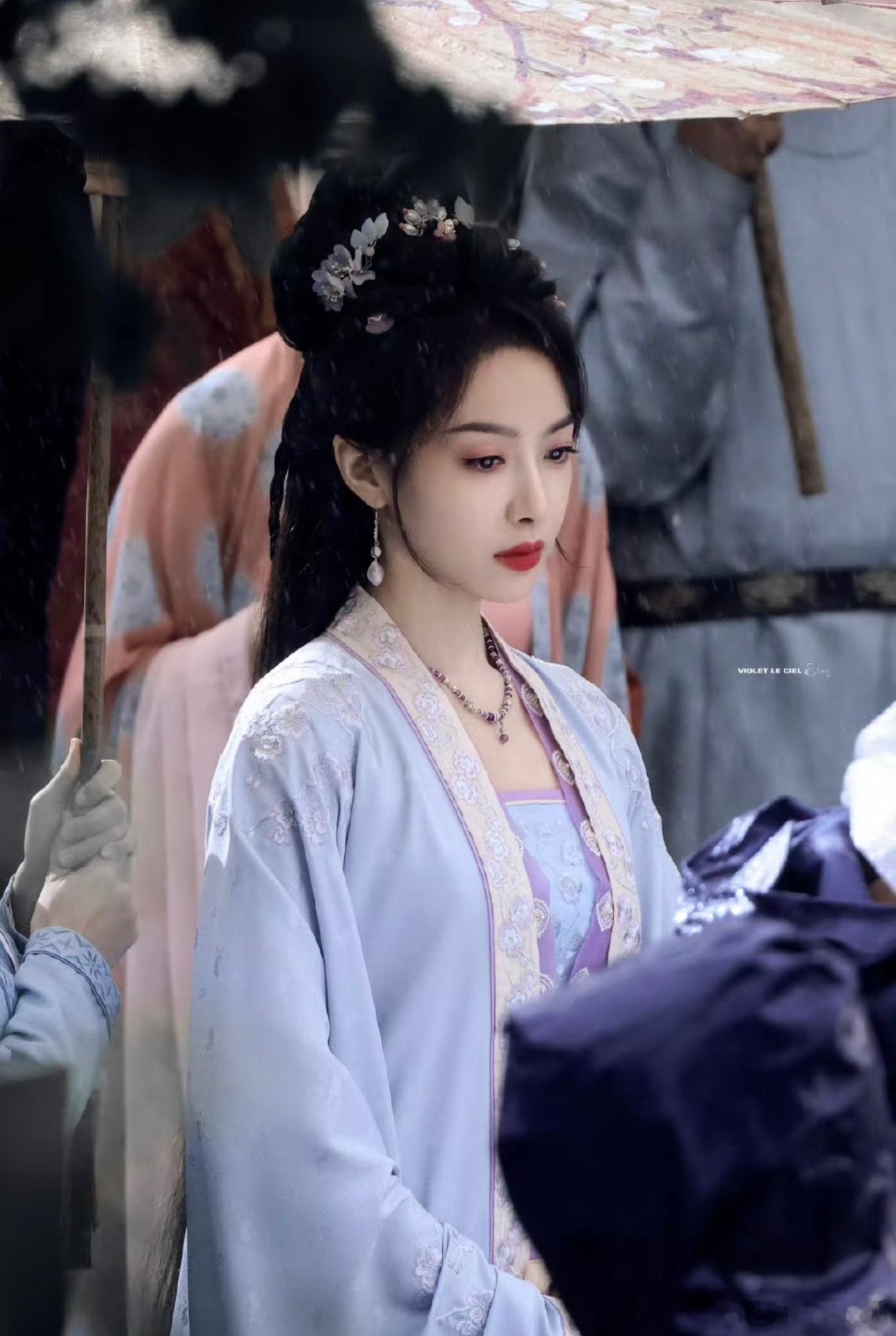 宋茜新剧穿婚服办葬礼 看了预告之后心里都有点久久不能平静，那样的家仇国恨压在心里