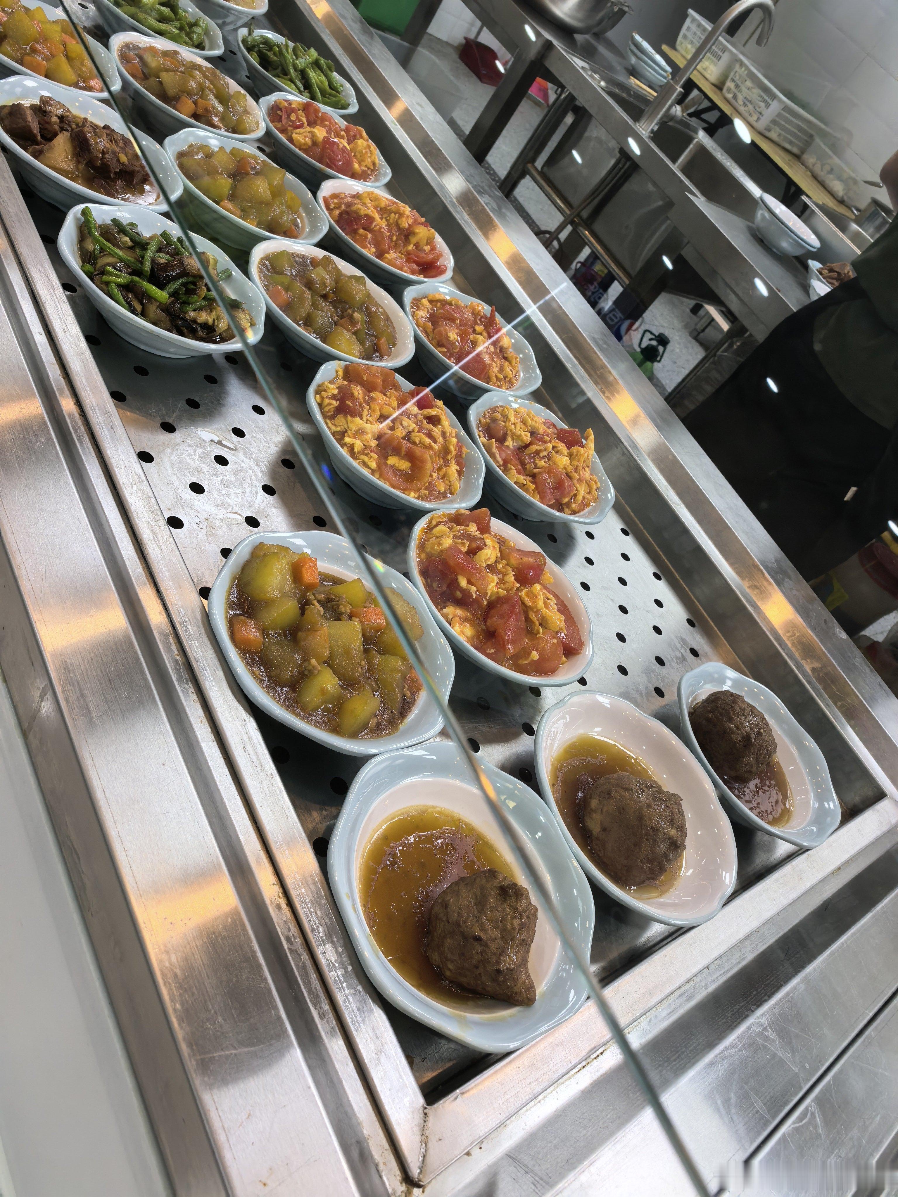 我们社区食堂今天的菜刚打包了菜给少爷姐拿上楼如果是我自己就坐在食堂吃完了上去，省