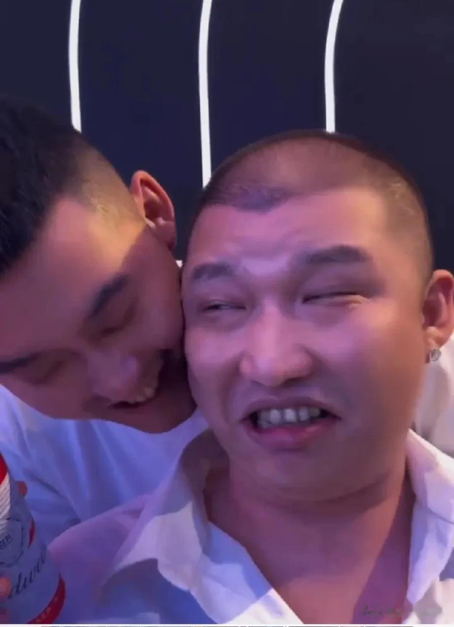 【看二驴如何力捧阿厦取代张二嫂】从三亚回在东北老家避暑与世无争的张二嫂，做梦没想
