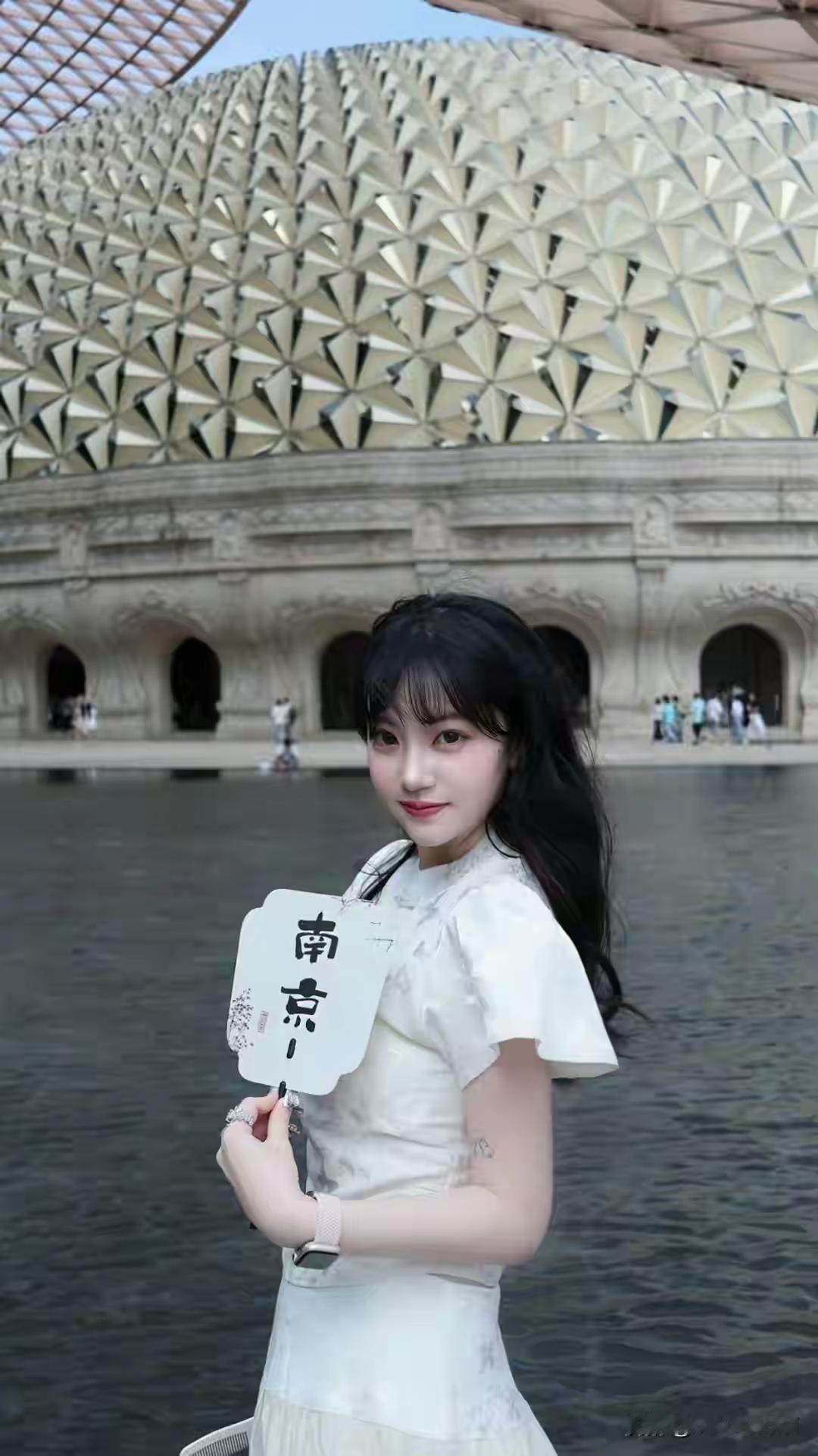 重庆交通大学校花 刘芯妍 容颜诱心神 五官媚态香
姓名 ：刘芯妍
出生年月日：2