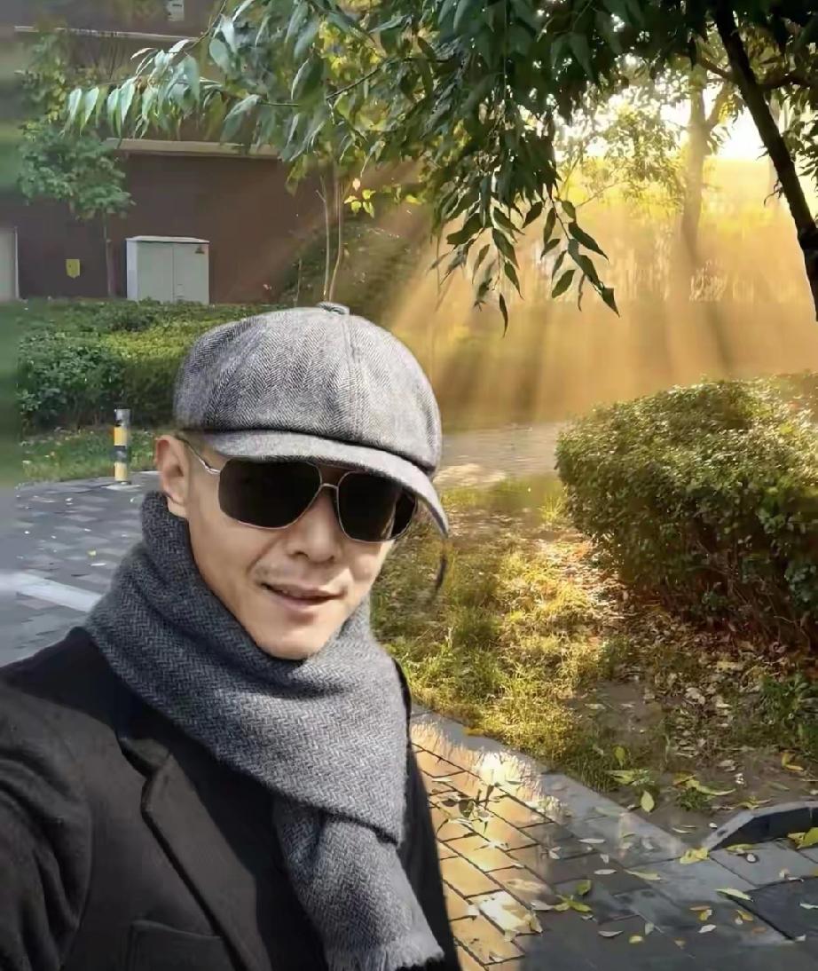 连麦男孩：冰哥，我在28楼楼顶，没路走了，活不下去了。我从小没人管，家里不管我，