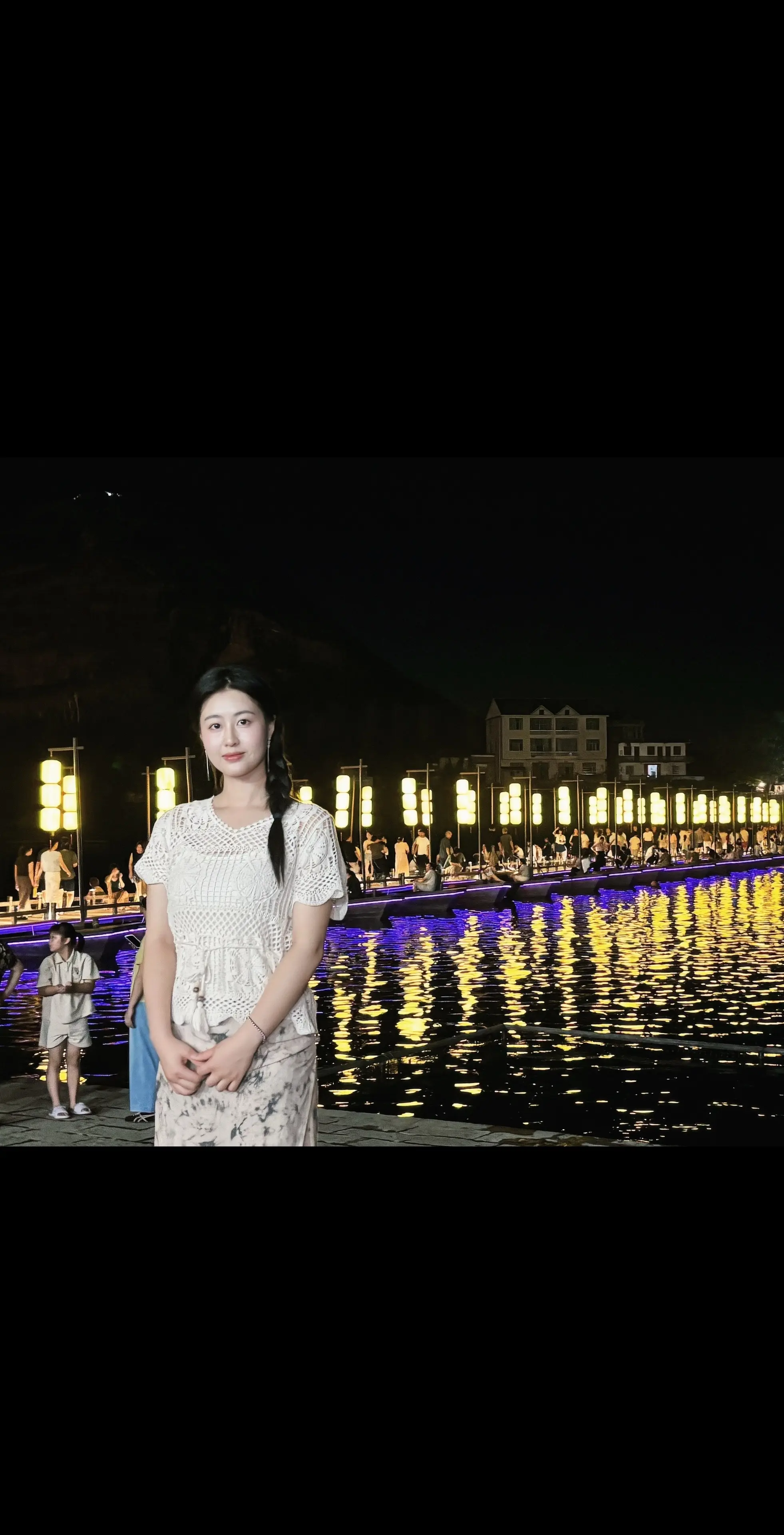 村里有个姑娘叫小喵